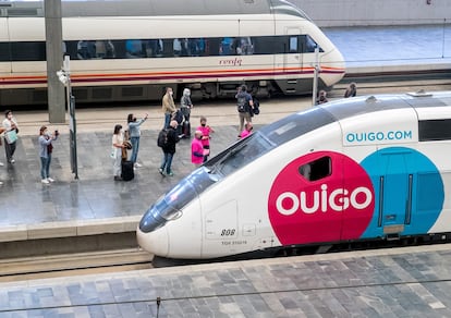 El primer tren de Ouigo llega a la estación de Zaragoza, este lunes.