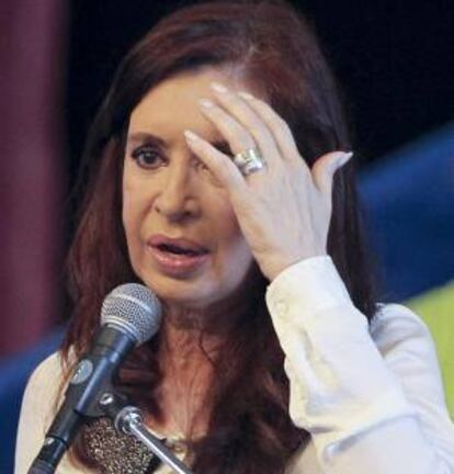 La negativa del Ejecutivo que lidera Cristina Fernández (imagen) a impulsar la emisión de billetes de mayor monto obliga a los comerciantes a manejar una mayor cantidad de papel moneda para realizar sus operaciones, lo que ha motivado un incremento de la demanda de máquinas contadoras de billetes. EFE/Archivo