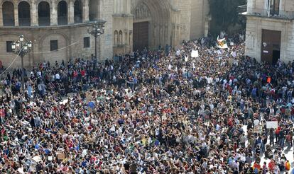 Los estudiantes, en la plaza de la Virgen de Valencia.