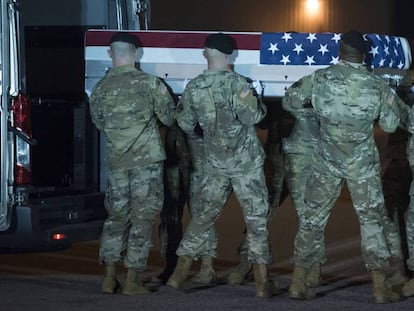 Soldados estadounidenses transportan los restos de un compañero muerto en Kabul (Afganistán).