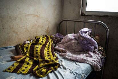 Angola, 2013. Un niño con sospecha de malaria es atendido en un centro de salud en una zona rural de la provincia de Bié. A pesar de que hace ya diez años que Angola está en paz y su economía crece a gran ritmo, las zonas rurales aún tienen una gran escasez de servicios de salud apropiados.