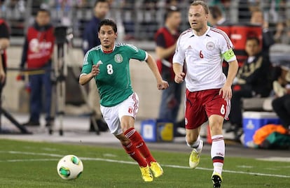 El mexicano en un partido con su selección frente a Dinamarca en 2013.