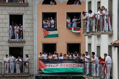 Pancartas de apoyo a Palestina en la plaza Consistorial de Pamplona, este domingo.