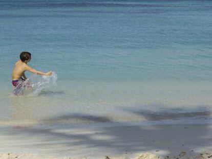 Un ni&ntilde;o juega en una playa de Aruba.
