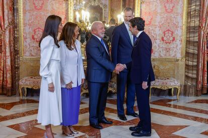 Los Reyes ofrecieron un almuerzo en el Palacio Real con motivo de la visita del presidente brasileño, Luiz Inácio Lula da Silva. Al acto acudieron representantes políticos, sindicales y empresarios, como el presidente de Telefónica, José María Álvarez-Pallete (en la foto). Horas antes, Lula fue recibido por el presidente del Gobierno, Pedro Sánchez, en La Moncloa, donde firmaron varios acuerdos.