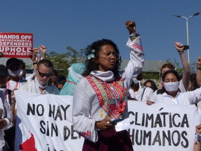 Manifestantes vestidos de blanco, en honor a los presos egipcios, en una protesta el jueves 10 en la COP27, en Sharm el Sheij.