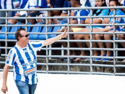 Presidente Rafael Tenório acena para torcedores do CSA.