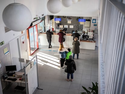 Varios pacientes esperan cita en el centro de salud Las Calesas, ambulatorio de atención primaria del distrito de Usera, en Madrid.