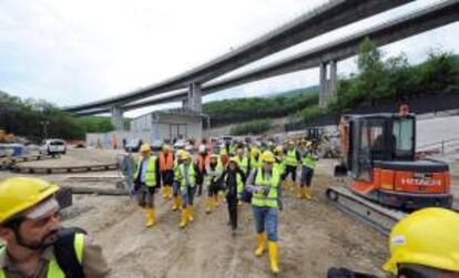 Un grupo de periodistas visitan las obras de construcción de la línea de tren de alta velocidad (TAV).