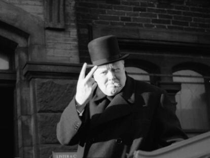 Winston Churchill faz o sinal da vitória durante uma visita a Bradford em 1942.