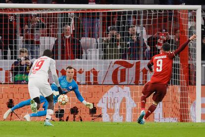 Robert Lewandowski marca el primer gol del Bayern contra el Salzburgo.
