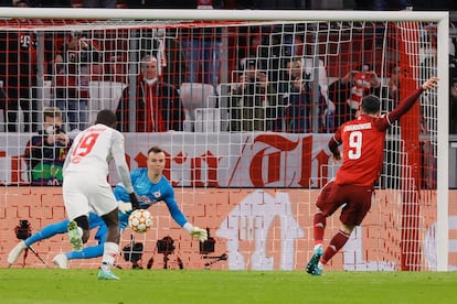 Robert Lewandowski marca el primer gol del Bayern contra el Salzburgo.