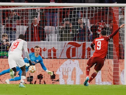 Robert Lewandowski marca el primer gol del Bayern contra el Salzburgo.