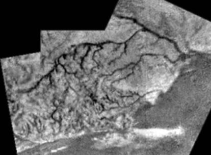 Imagen tomada por la sonda <i>Huygens</i> de un cauce seco en la superficie de Titán.