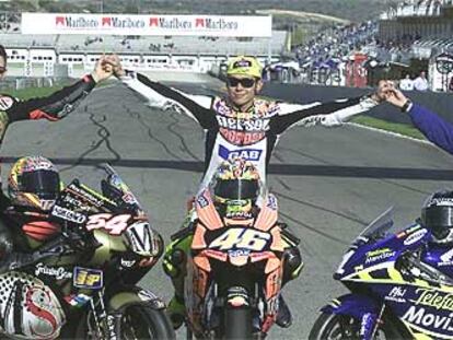 Manuel Poggiali, Vallentino Rossi y Daniel Pedrosa, los tres campeones del mundo, ayer en el circuito de Cheste.