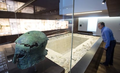Casco corintio de la Tumba del Guerrero, expuesto en el Museo de Málaga.