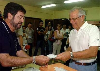 El cabeza de lista del PSOE, Josep Borrell, acude a votar en un colegio electoral de Majadahonda (Madrid).