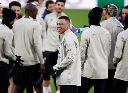 Kylian Mbappé sorníe entre sus compañeros del PSG, este lunes en el entrenamiento en el Reale Arena.