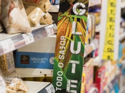 Lineal de productos sin gluten en un supermercado de Santiago de Compostela.