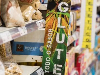 Lineal de productos sin gluten en un supermercado de Santiago de Compostela. 