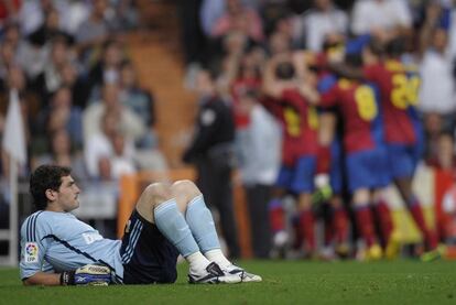 Los jugadores del Barcelona celebran el sexto gol de su equipo, mientras en primer término, el portero del Madrid, Iker Casillas, aparece desolado.