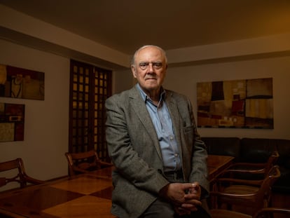 Agustín Squella, en su domicilio en Santiago de Chile.