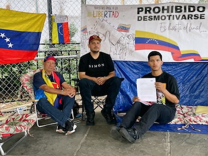 Oswaldo de los Santos, Franklin Gómez y Daniel Prado jóvenes realizan una huelga de hambre frente a la sede de Naciones Unidas en Nueva York, EU. El 13 agosto 2024.