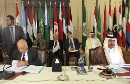El secretario general de la Liga Árabe, Nabil Alarabi (izquierda), y el ministro catarí de Exteriores Hamad Bin Jasim, en una de las reunidas mantenidas estos días en El Cairo.