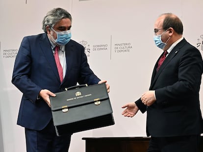 El nuevo ministro de Cultura y Deportes, Miquel Iceta (d), recibe la cartera ministerial de manos de su antecesor, José Manuel Rodríguez Uribes (i), en un acto celebrado este lunes en Madrid.