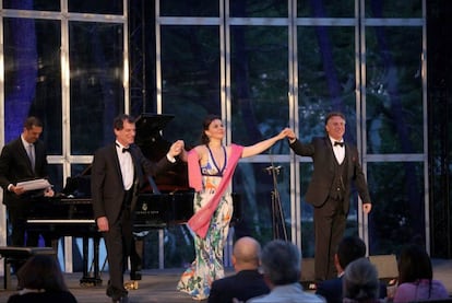 El tenor Roberto Alagna (a la derecha), Alexsandra Kurzak y el pianista Jeff Cohen en la V edición del festival Formentor Sunset Classics.