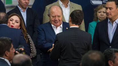 Carlos Romero Deschamps, l&iacute;der sindical de Pemex, con Enrique Pe&ntilde;a Nieto.