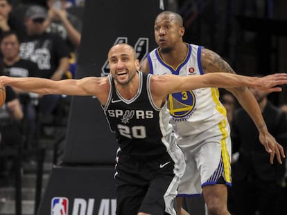 Manu Ginóbili y, tras él, David West.