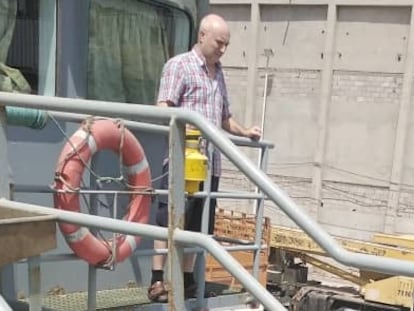 El marinero gallego Pablo Costas, pasea por el 'Cobija', en Yemen, a comienzos de agosto.