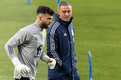 El seleccionador nacional Luis Enrique (d) habla con el portero David Raya (i) durante un entrenamiento en la Ciudad del Fútbol de Las Rozas, en Madrid, para preparar los partidos amistosos frente a Albania e Islandia.