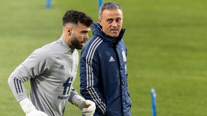 El seleccionador nacional Luis Enrique (d) habla con el portero David Raya (i) durante un entrenamiento en la Ciudad del Fútbol de Las Rozas, en Madrid, para preparar los partidos amistosos frente a Albania e Islandia.