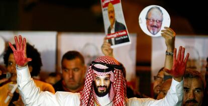 Protesta contra el Gobierno saud&iacute; en el consulado de este en Estambul, el jueves.