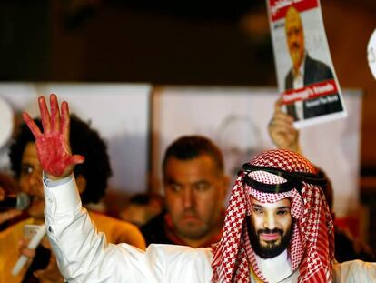 Protesta contra el Gobierno saud&iacute; en el consulado de este en Estambul, el jueves.