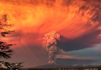 El volcán chileno Calbuco sorprende con fuertes columnas de fuego y ceniza tras 43 años de inactividad. Una vista desde la ciudad Puerto Montt, Chile.