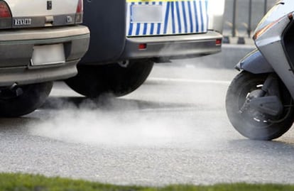 Humos contaminantes de los tubos de escape de los vehículos.
