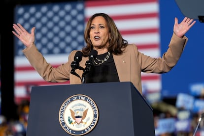 Kamala Harris, vicepresidenta y candidata demócrata, en el atril durante su discurso.