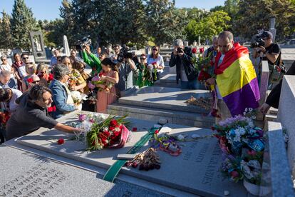 El funeral por Ramón Lobo en el cementerio de La Almudena, el pasado agosto. 