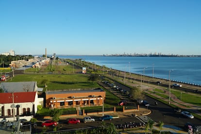 Bajo las explanadas y el agua del embalse de Yacyret est el centro histrico de Encarnacin, al fondo, la ciudad argentina Posadas.