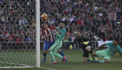 Filipe Luis y Leo Messi en una jugada dentro del área, que casi acaba en gol. .