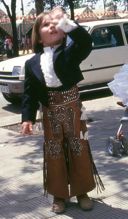 Un pequeño Kiko Rivera vestido para disfrutar de la Feria de Sevilla.