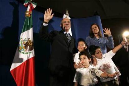 Felipe Calderón saluda con su familia en la sede de su partido en México el jueves por la noche.