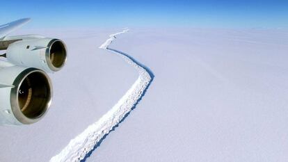 Vista aérea da rachadura na barreira de gelo Larsen C, na Antártida.