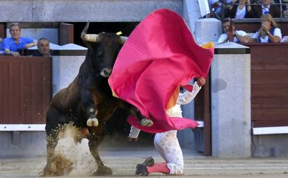 Miguel Abellan en el primer toro de la tarde.