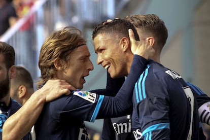 El delantero del Real Madrid Cristiano Ronaldo celebra con su compañero Modric el primer gol marcado ante el Málaga.