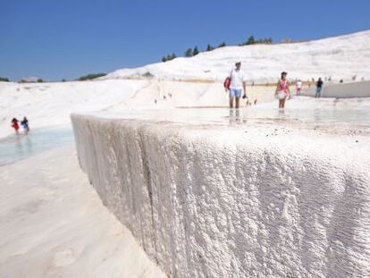 Paredes de caliza con forma de catarata de espuma blanca petrificada en Pamukkale, en Turqu&iacute;a. 