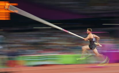 El alemán Bjorn Otto en la final de salto con pértiga.